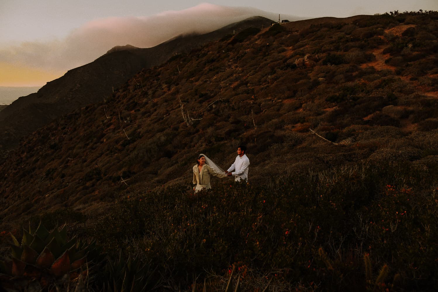 Fotografía de save the date en Ensenada Baja California por fotógrafo de bodas destino en México